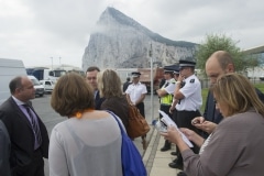 Gibraltar, 25 septiembre 2013. Miembros de la Comisión Europea comentando la situación de la frontera de Gibraltar. MARCOS MORENO