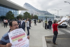 Gibraltar, 25 septiembre 2013. Miembros de la directiva de ASTEG (Asociación de trabajadores en Gibraltar) protestan con pancartas frente a los coches de la Comisión Europea. MARCOS MORENO