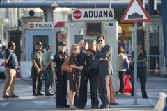La Línea de la Concepción, 25 septiembre 2013. La Comisión Europea observando los controles que la Guardia Civil hace a la entrada de Gibraltar, el Capitán Vilchez de la Guardia Civil explica el proceso. MARCOS MORENO