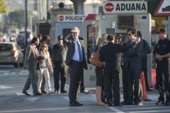 La Línea de la Concepción, 25 septiembre 2013. La Comisión Europea observando los controles que la Guardia Civil hace a la entrada de Gibraltar. MARCOS MORENO