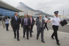 Gibraltar, 25 septiembre 2013. Miembros de la Comisión Europea se dirigen a la frontera junto a miembros de la aduana gibraltareña. MARCOS MORENO