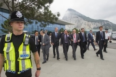 Gibraltar, 25 septiembre 2013. Miembros de la Comisión Europea se dirigen a la frontera junto a miembros de la aduana gibraltareña. MARCOS MORENO