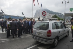 Gibraltar, 25 septiembre 2013. Miembros de la Comisión Europea comentando la situación de la frontera de Gibraltar junto a miembros de la aduana gibraltareña. MARCOS MORENO