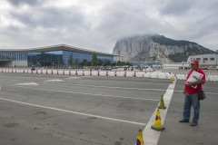 Gibraltar, 20 septiembre 2013. Cola de salida de Gibraltar inexistente a medio día. Tan sólo el vendedor de periódicos. AFP PHOTO / MARCOS MORENO