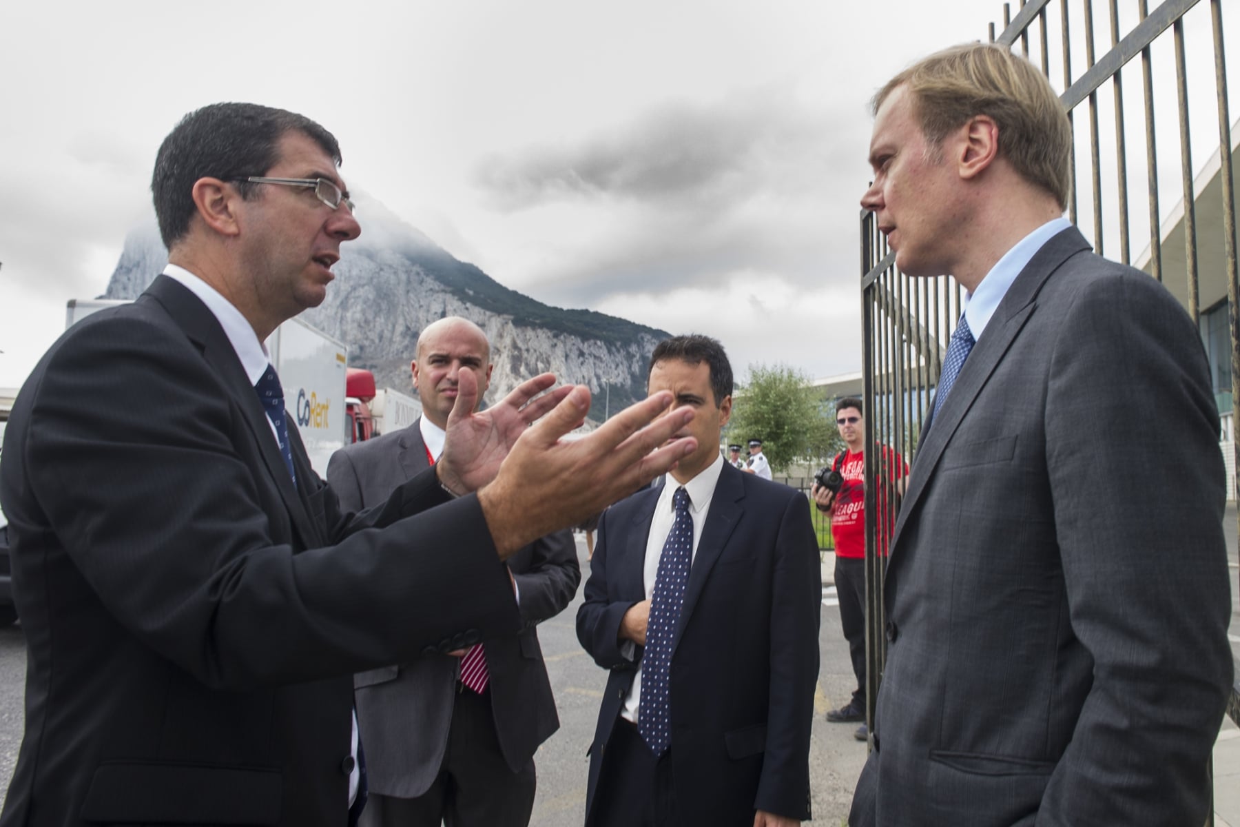 Gibraltar, 25 septiembre 2013. John Rodriguez, jefe de Aduanas de Gibraltar, explicando lo que sucede últimamente en los controles aduaneros por parte española a miembros de la Comisión Europea. MARCOS MORENO