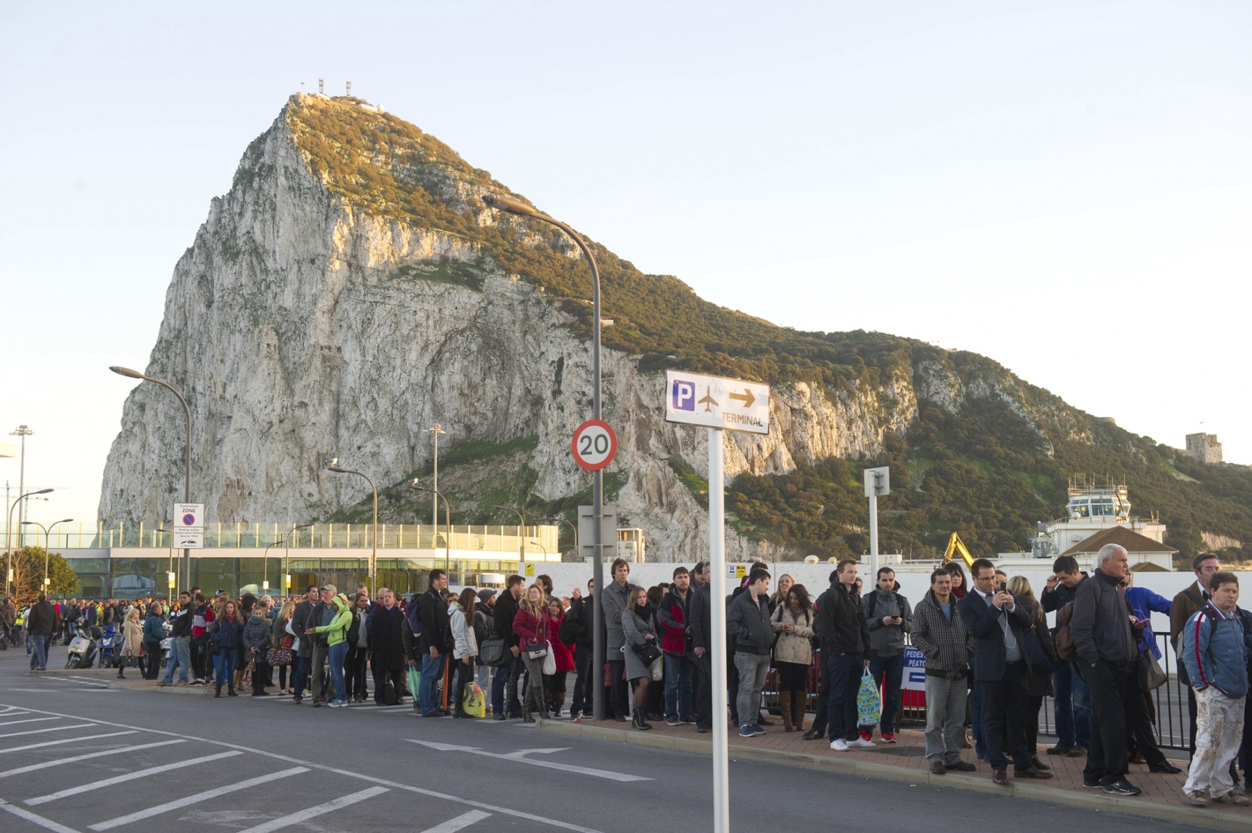Gibraltar - 24.02.2014 - MARCOS MORENO - Colas peatonlaes de 2 horas para salir de la aduana de Gibraltar a España.