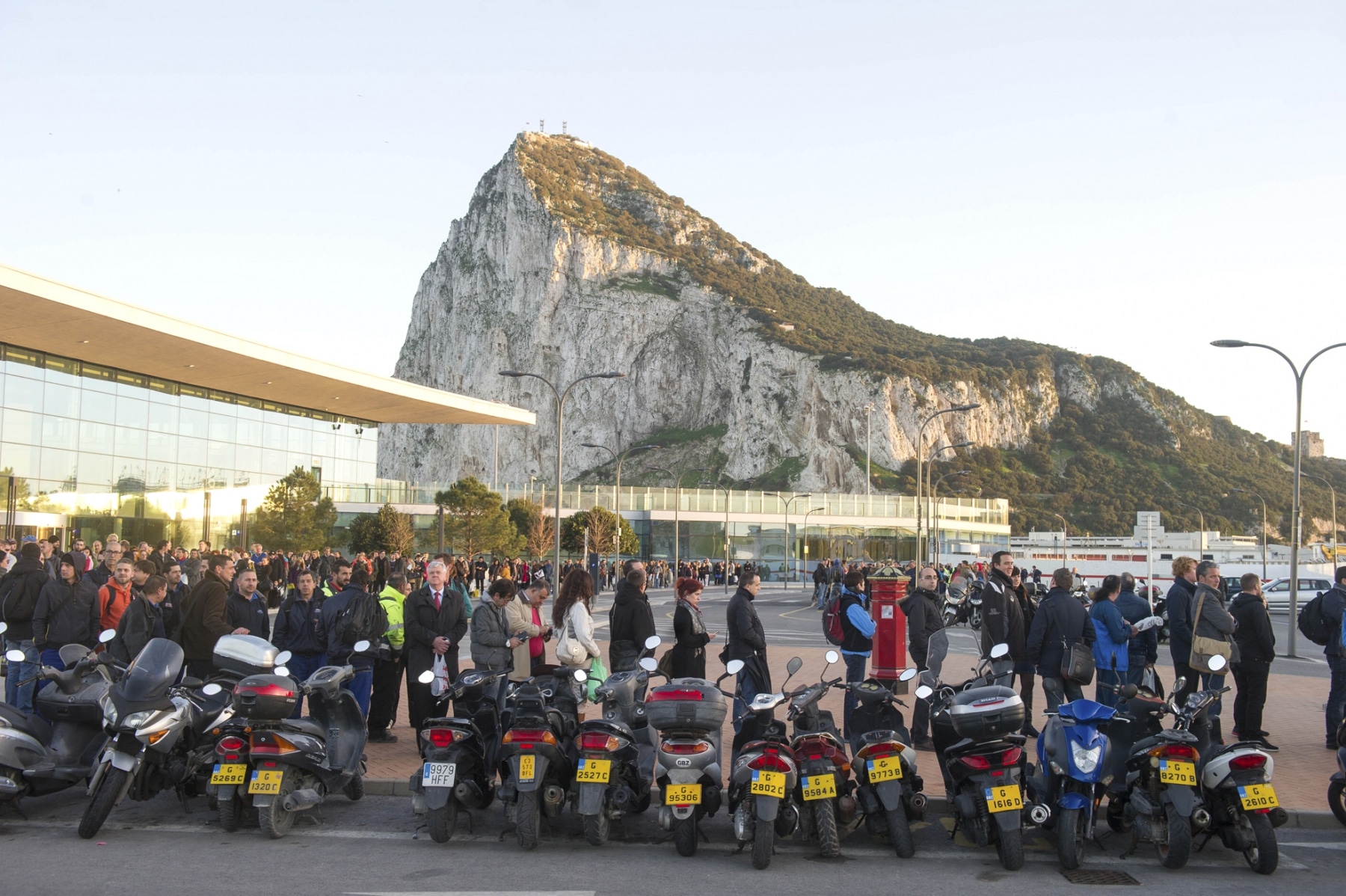 Gibraltar - 24.02.2014 - MARCOS MORENO - Colas peatonlaes de 2 horas para salir de la aduana de Gibraltar a España.