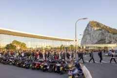 Gibraltar - 24.02.2014 - MARCOS MORENO - Colas peatonlaes de 2 horas para salir de la aduana de Gibraltar a España.
