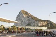 Gibraltar - 24.02.2014 - MARCOS MORENO - Colas peatonlaes de 2 horas para salir de la aduana de Gibraltar a España.