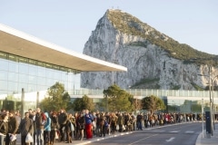Gibraltar - 24.02.2014 - MARCOS MORENO - Colas peatonlaes de 2 horas para salir de la aduana de Gibraltar a España.