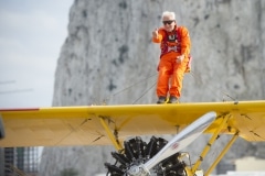 tom-lackey-acrobata-aereo-de-94-anos-en-gibraltar-10102014-12_15329665857_o