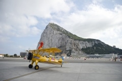 tom-lackey-acrobata-aereo-de-94-anos-en-gibraltar-10102014-13_15516254545_o