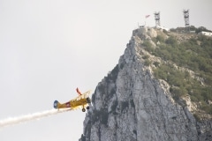 tom-lackey-acrobata-aereo-de-94-anos-en-gibraltar-10102014-16_15513090671_o