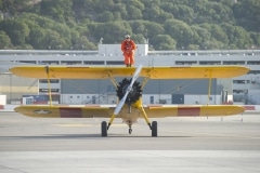 tom-lackey-acrobata-aereo-de-94-anos-en-gibraltar-10102014-19_15493078646_o
