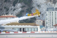 tom-lackey-acrobata-aereo-de-94-anos-en-gibraltar-10102014-28_15515850112_o