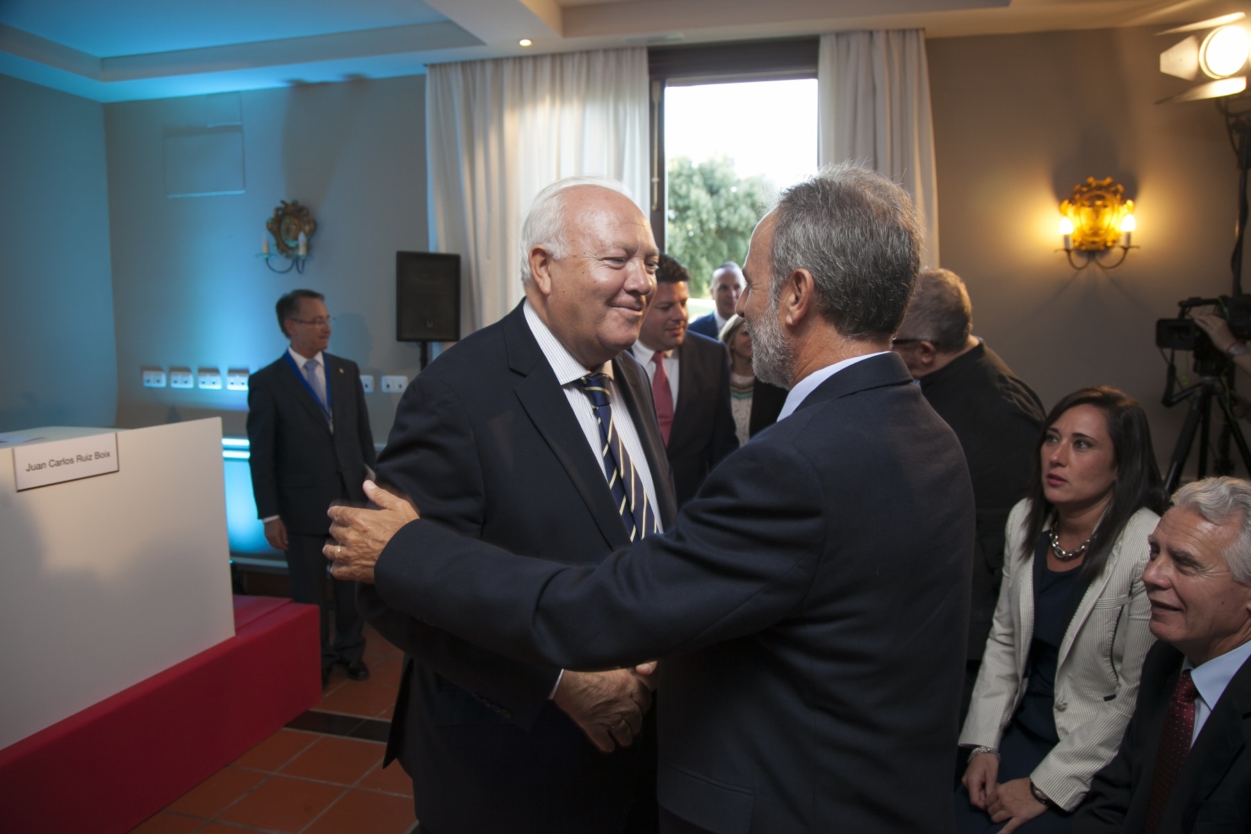 el-exministro-de-asuntos-exteriores-miguel-ngel-moratinos-i-saluda-al-diputado-socialista-salvador-de-la-encina_21432496621_o