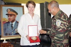 jebel-sahara-1-el-cnel-cte-badr-entrega-una-placa-a-la-embajadora-del-reino-unido-en-marruecos_23091556746_o