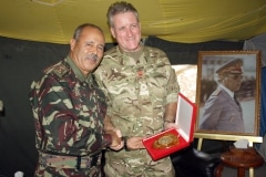 jebel-sahara-2-el-cnel-cte-badr-entrega-una-placa-al-cte-de-las-ffaa-britnicas-en-gibraltar_22725318789_o