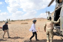 jebel-sahara-3-la-embajadora-del-reino-unido-en-marruecos-se-prepara-para-subir-a-bordo-de-un-helicptero-puma_22494866654_o