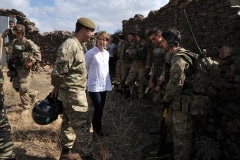 jebel-sahara-4-la-embajadora-del-reino-unido-en-marruecos-con-el-cte-del-real-regimiento-de-gibraltar_22494853804_o