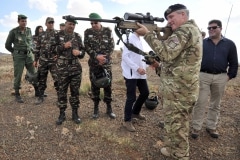 jebel-sahara-5-el-cte-de-las-ffaa-britnicas-en-gibraltar-apunta-un-arma_22494994564_o