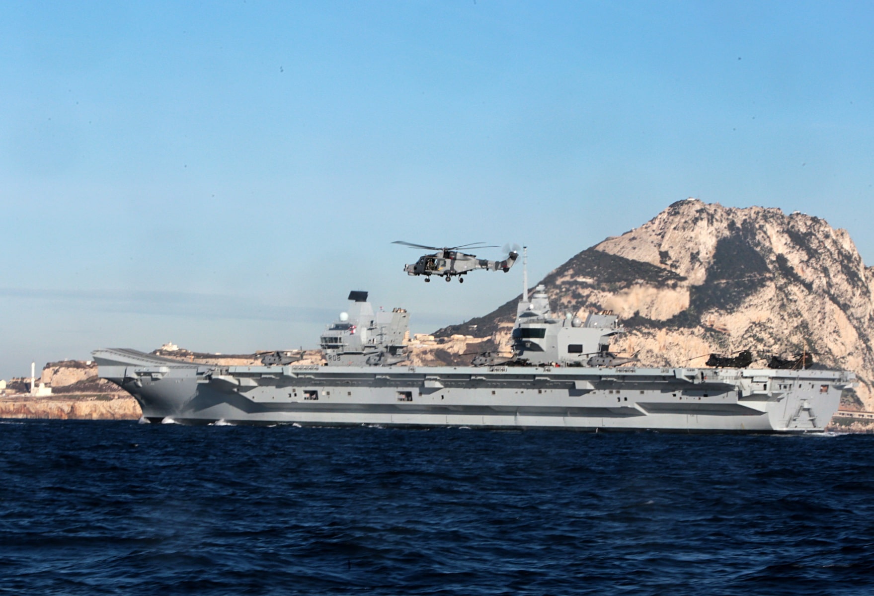 portaaviones-hms-queen-elizabeth-llegando-a-gibraltar-imagen-tomada-desde-uno-de-los-buques-de-apoyo-via-royal-navy-31_39455299714_o