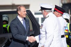 Conde-de-Wessex-saluda-al-Contralmirante-Dainton-Comandante-de-las-Fuerzas-Britanicas-en-Gibraltar