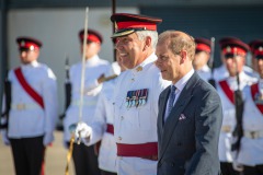 Revista-a-tropas-del-Coronel-Simon-Dyson-junto-al-Conde-Wessex