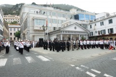 Regimiento Real de Gibraltar y Policía Real de Gibraltar ante la sede de The Convent Place, sede del gobierno gibraltareño