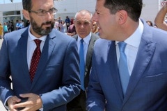 Juan-Franco-izquierda-y-Fabian-Picardo-derecha-momentos-antes-del-cierre-de-las-actividades-de-recuerdo-del-cierre-en-La-Linea