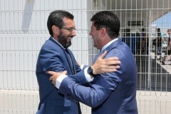 Juan-Franco-izquierda-y-Fabian-Picardo-derecha-se-saludan-en-La-Linea