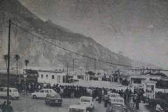 La-frontera-cerrada-vista-desde-Espana-con-numerosas-personas-agolpadas-para-poder-ver-a-sus-seres-queridos.-Fotografia-de-Gibraltar-Chronicle