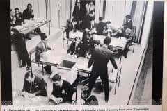 Recuento-de-votos-del-referendum-de-1967-en-John-Mackintosh-Hall.-Fotografia-expuesta-en-Closure