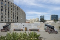 bateras-de-defensa-del-siglo-xviii-se-combinan-con-modernos-desarrollos-urbansticos-en-la-ciudad-de-gibraltar_22726532912_o