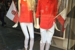 con-motivo-del-da-nacional-de-gibraltar-10-de-septiembre-todos-los-escaparates-de-gibraltar-se-visten-de-blanco-y-rojo_22552710360_o