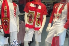 con-motivo-del-da-nacional-de-gibraltar-10-de-septiembre-todos-los-escaparates-de-gibraltar-se-visten-de-blanco-y-rojo_22727055262_o