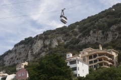 edificios-pegados-a-la-ladera-del-pen-de-gibraltar-junto-a-la-estacin-del-telefrico_22117392314_o