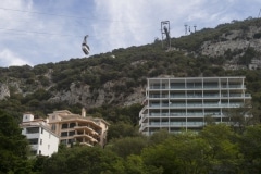edificios-pegados-a-la-ladera-del-pen-de-gibraltar-junto-a-la-estacin-del-telefrico_22740161985_o