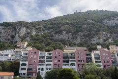 edificios-pegados-a-la-ladera-del-pen-de-gibraltar-junto-a-la-estacin-del-telefrico_22751358401_o