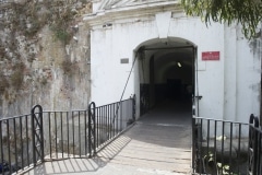 en-su-da-la-entrada-a-gibraltar-se-haca-por-esta-angosta-puerta-defendida-por-un-puente-colgante_22117514294_o