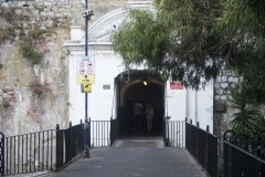 en-su-da-la-entrada-a-gibraltar-se-haca-por-esta-angosta-puerta-defendida-por-un-puente-colgante_22552556710_o