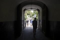 en-su-da-la-entrada-a-gibraltar-se-haca-por-esta-angosta-puerta-defendida-por-un-puente-colgante_22740280655_o