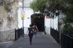 en-su-da-la-entrada-a-gibraltar-se-haca-por-esta-angosta-puerta-defendida-por-un-puente-colgante_22740458915_o