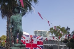 monumento-situado-en-la-plaza-de-casemates-en-gibraltar-en-honor-a-los-gibraltareos-que-participaron-como-voluntarios-en-la-ii-guerra-mundial_22714410926_o