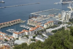 un-puerto-deportivo-y-al-fondo-a-la-derecha-un-crucero-anclado-en-el-puerto-de-gibraltar_22740361085_o