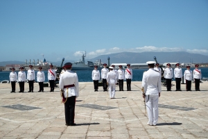 Salva de cañones en Gibraltar con ocasión de la coronación de Carlos III