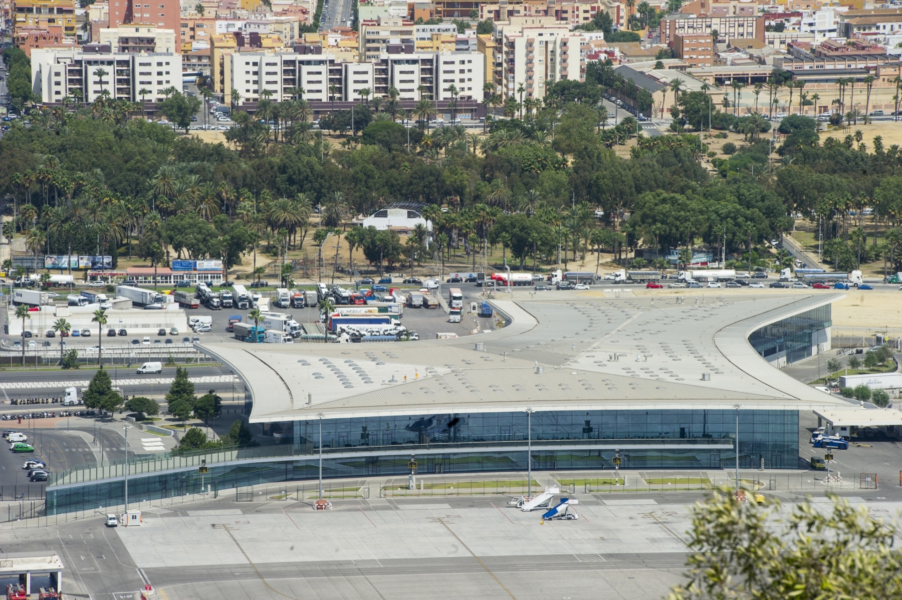 la-moderna-terminal-internacional-del-aeropuerto-de-gibraltar_22118641383_o