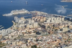 la-ciudad-de-gibraltar-al-fondo-el-moderno-desarrollo-de-ocean-village-y-un-crucero-anclado-en-el-puerto_22739324065_o