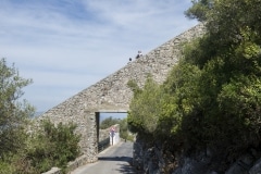 los-escalones-del-mediterrneo-suben-desde-la-ciudad-a-lo-ms-alto-del-pen-de-gibraltar_22739694735_o