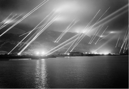 1942: Los focos iluminan el cielo sobre el peñón de Gibraltar para facilitar la tarea de la artillería antiaérea y deslumbrar a los aviones atacantes